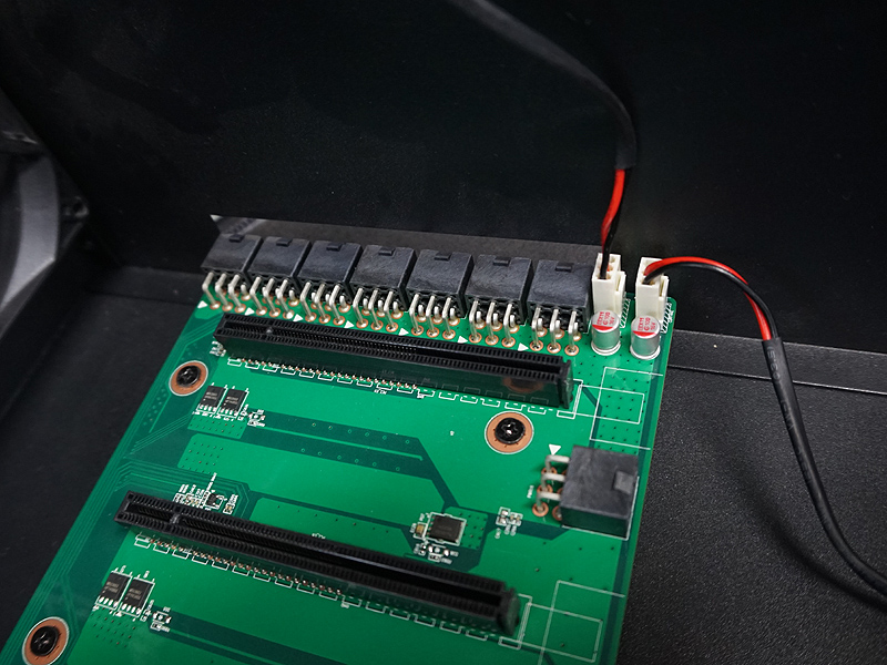 内側から見た電源コネクタ