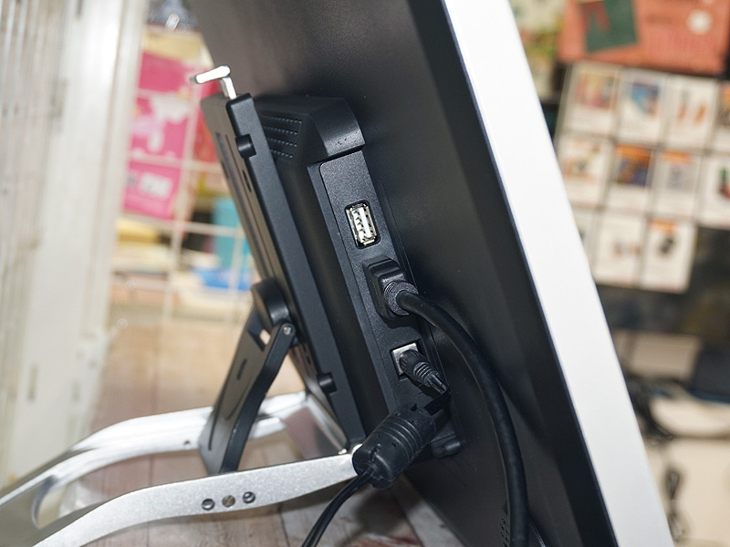 裏側に各種コネクタを備えている