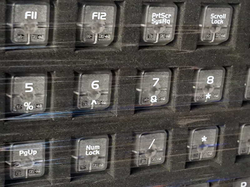 同社のキーボードに取り付けたところ