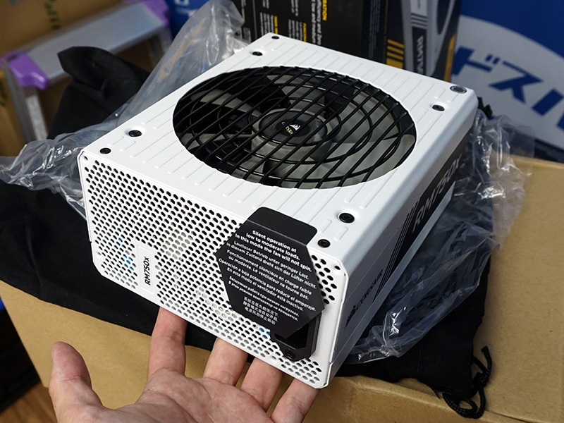 写真はRM750x White