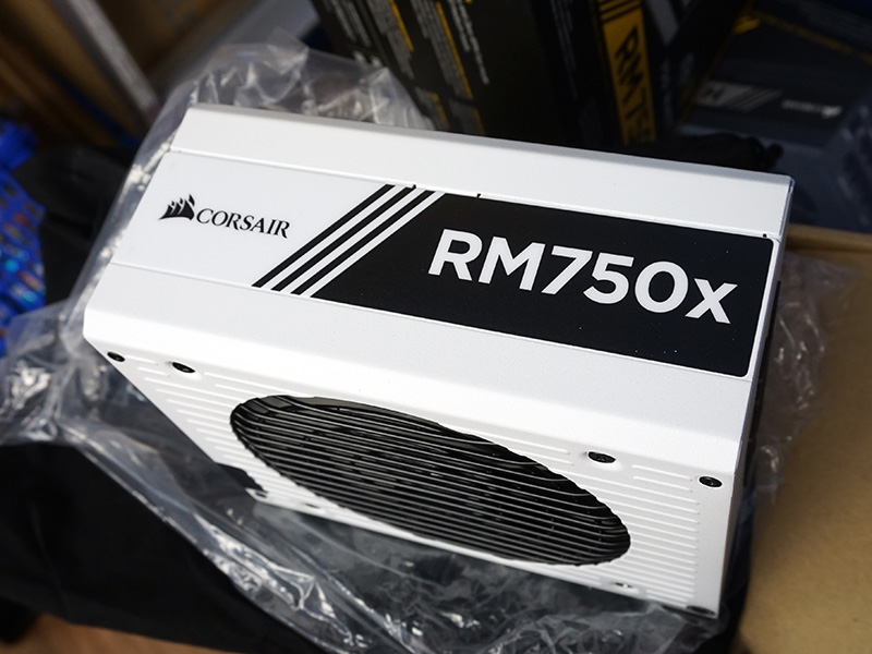 写真はRM750x White
