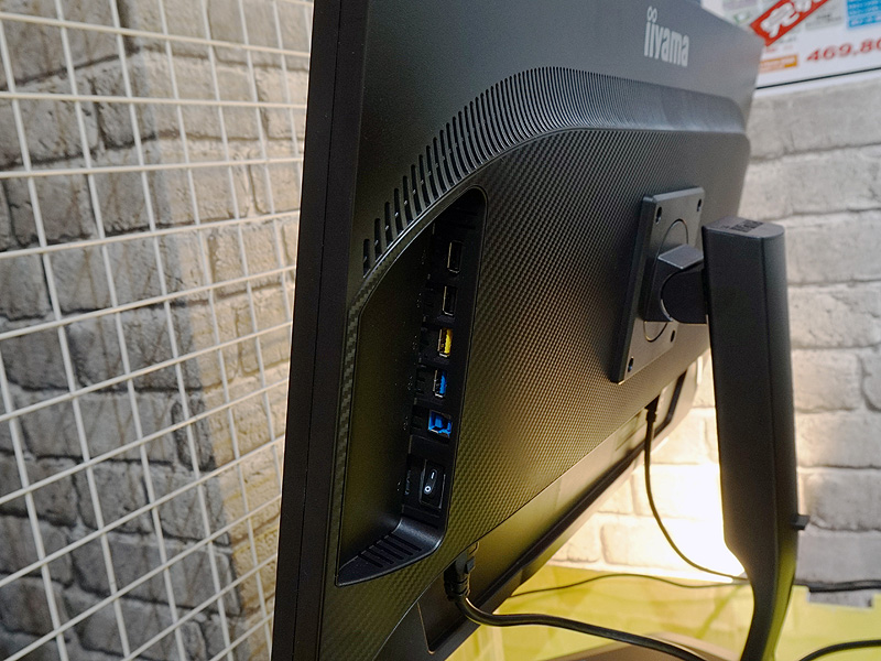 本体側面にUSBポートが用意されている