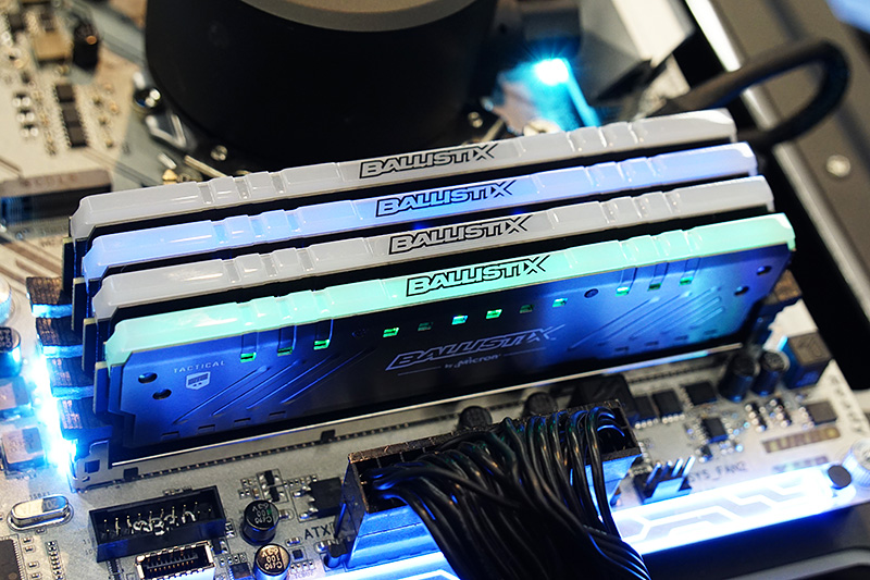 RGB LED搭載メモリのサンプルを展示
