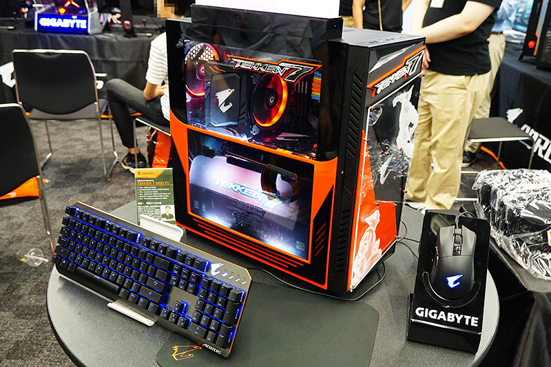 側面パネルの下半分が液晶ディスプレイでできたMOD PC