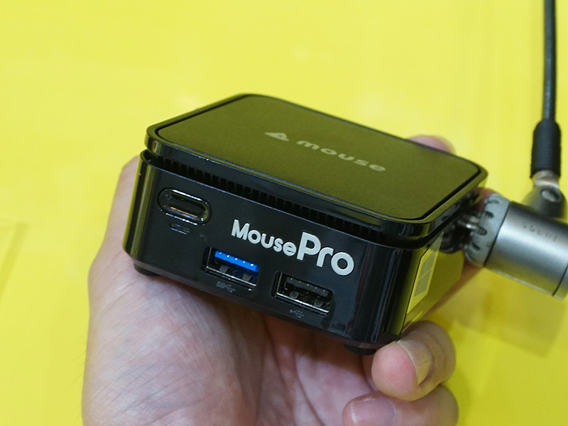 本体正面にUSBポートなどを持つ