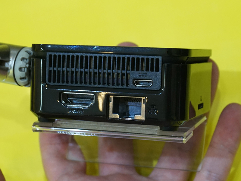 本体背面に各種ポートを備える