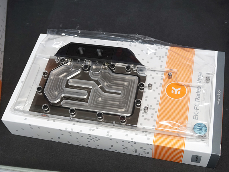 EK-FC Radeon Vega - Nickelのトップパネルは透明なアクリル製