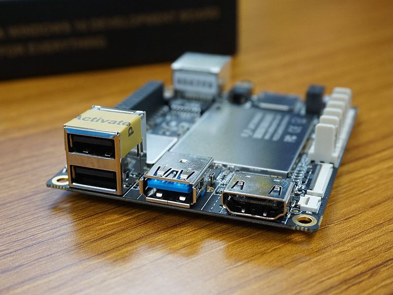 HDMIやUSBポートなど