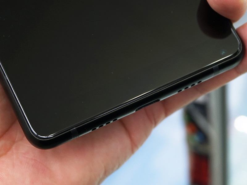 ベゼルレスデザイン