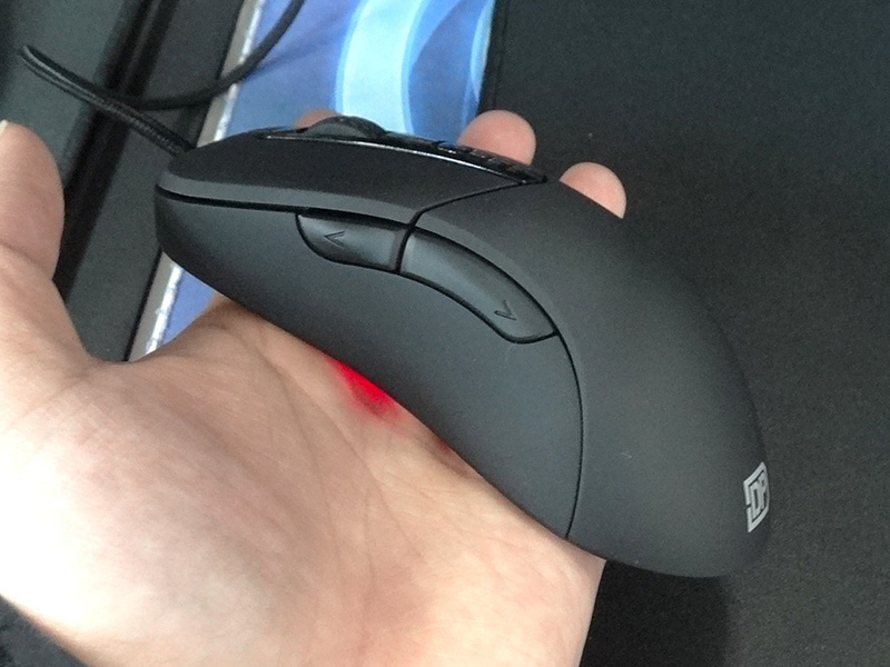 こちらは前モデル。左右クリックボタンやマウスソールに違いが見られる