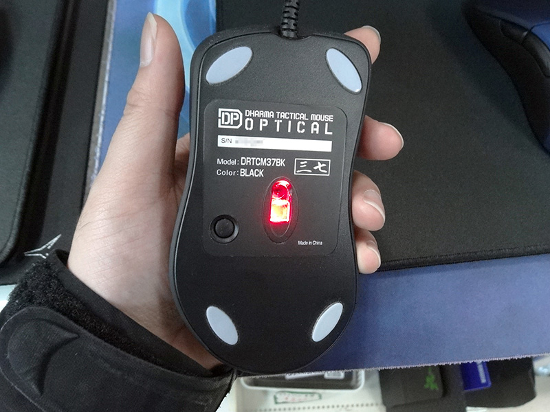 こちらは前モデル。左右クリックボタンやマウスソールに違いが見られる