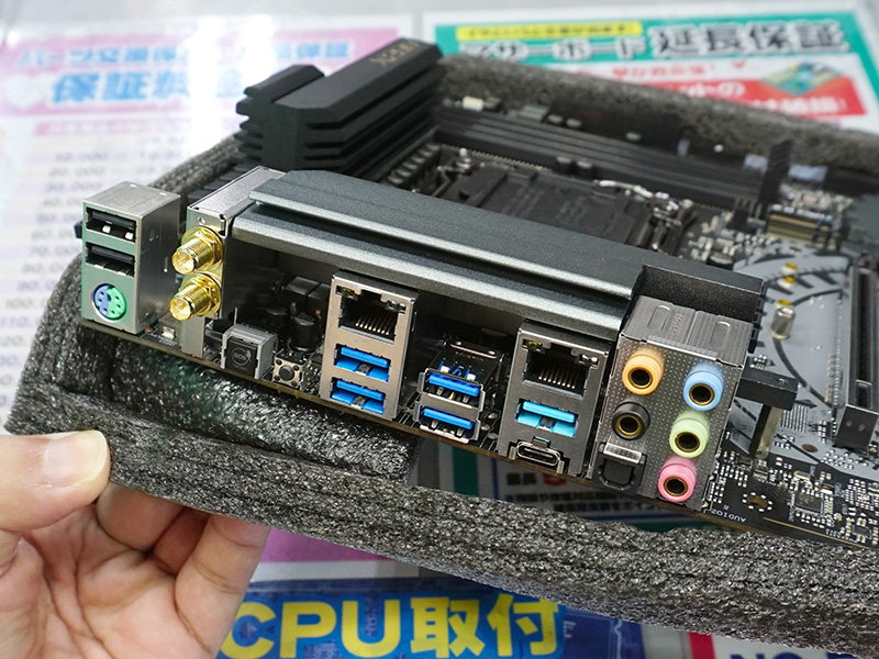 I/Oパネル。上部にはヒートシンクを備える