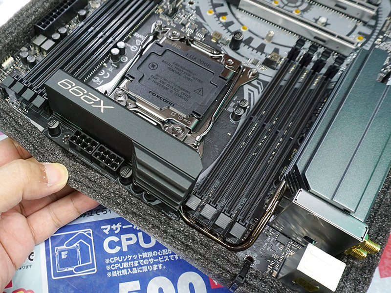 追加された電源コネクタ。冷却用のヒートパイプもみえる