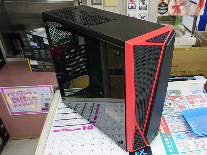 右サイドパネルは強化ガラス製