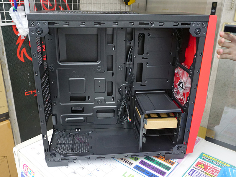 右サイドパネルを外したところ