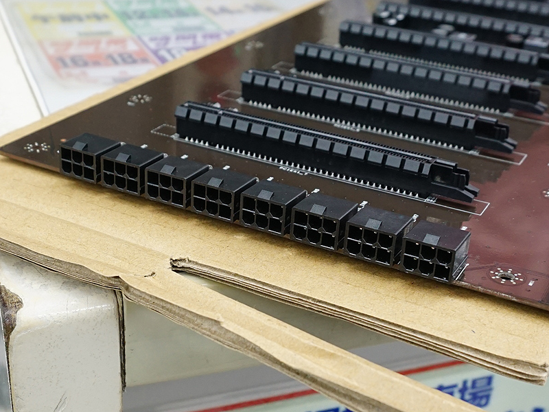 電源接続用のコネクタ