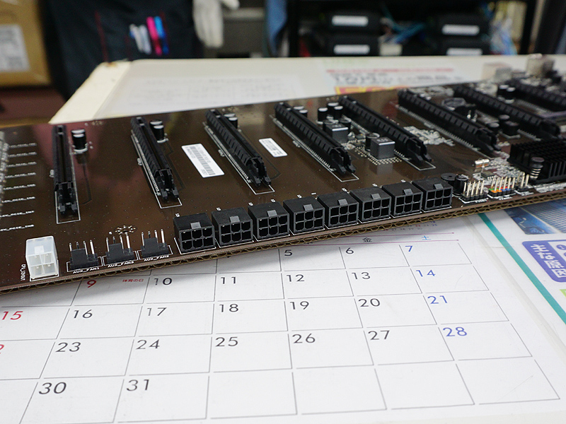 ビデオカード用の電源コネクタ