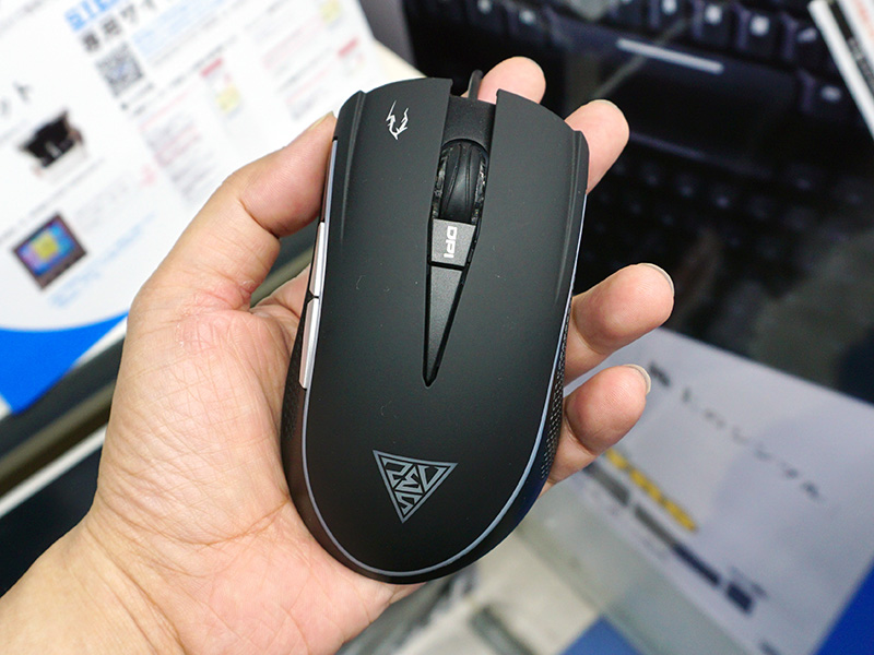 ZEUS E2。ボディのラインとロゴマークにイルミネーションを搭載