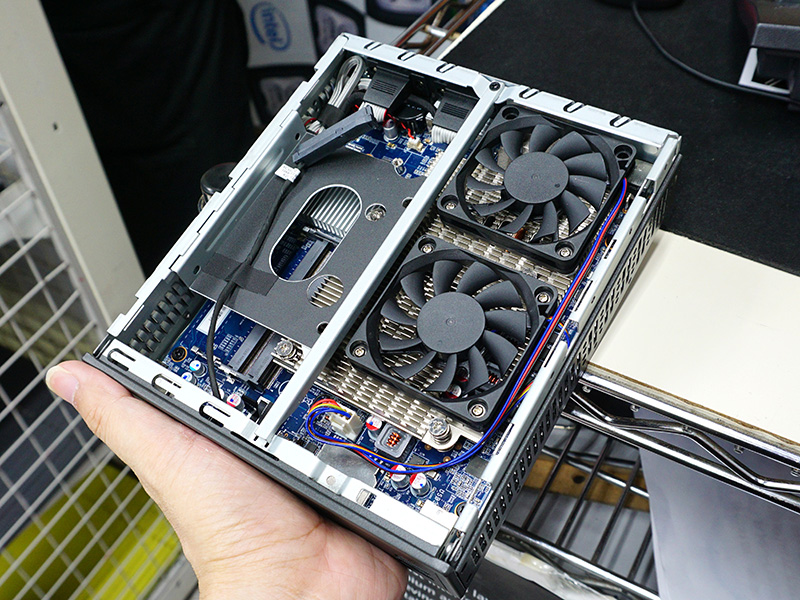 薄型本体にCPU用のヒートシンクとファンが収まっている
