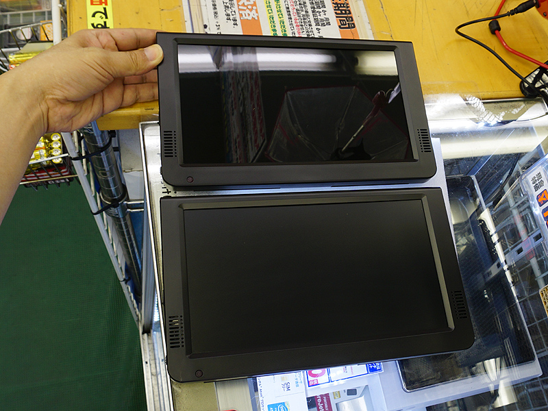 上がグレアパネル採用タイプ