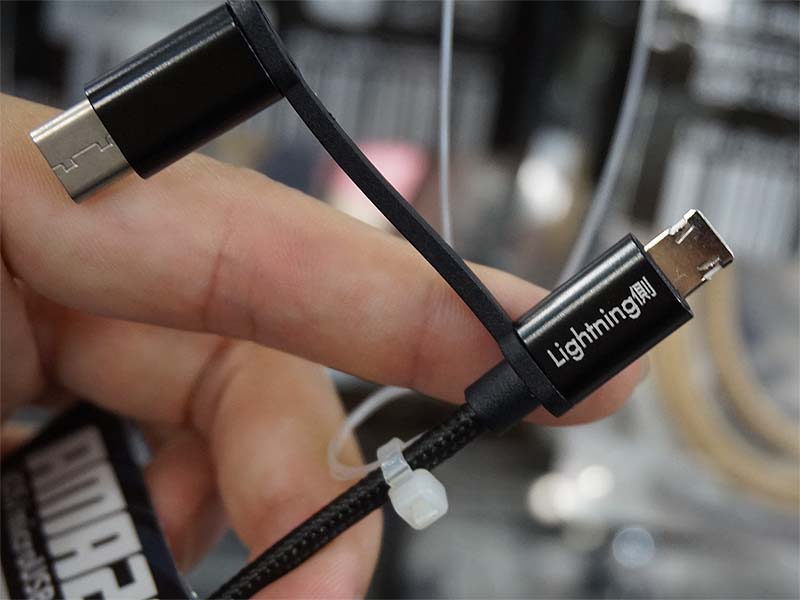 USB Type-C変換アダプタは短いケーブルでリバーシブルコネクタの根元と繋がっている