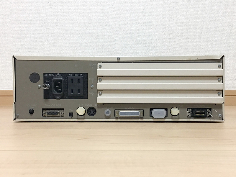 本体背面は左から、電源コネクタとサービスコンセント×2、拡張スロット×3となります。下段は左からボリュームつまみ、アナログRGBコネクタ、B/W切り替えスイッチ、モノクロモニタコネクタ、デジタルRGBコネクタ、ラインアウト端子、RS-232Cコネクタ、ジョイスティックが接続できるI/Oポート、CMTコネクタ、プリンタポートとなっています。アナログRGBに接続すれば、512色中8色が表現できます。