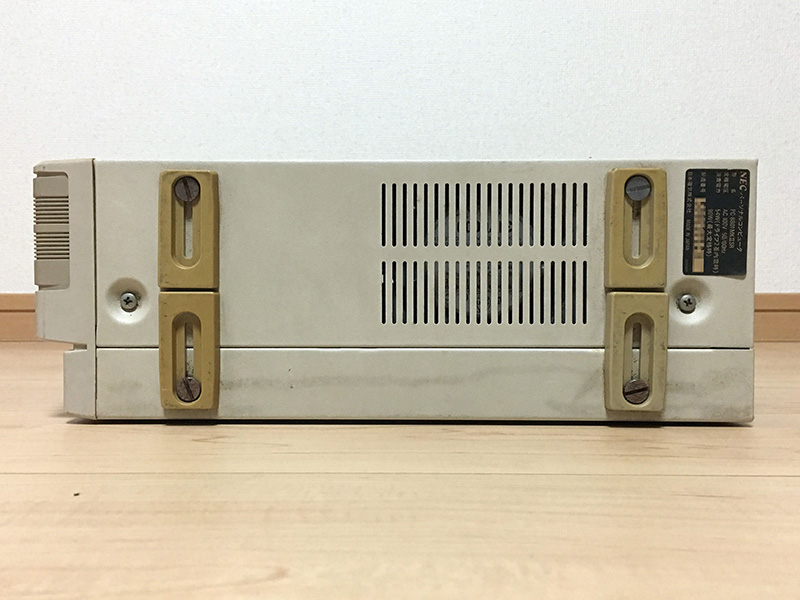 右側面には、立てて設置できるように足がついています。ネジを緩めると足を大きく広げることができるので、通常使用で倒れることは無いでしょう。