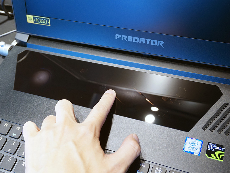 キーボードとディスプレイの間にはゴリラガラス製のプレートを内蔵。一部はタッチパッドになっている