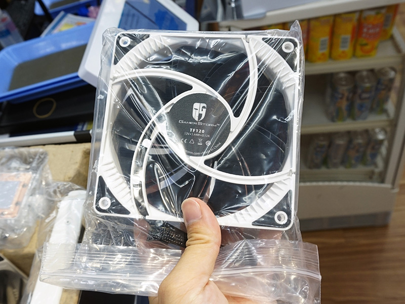 白い冷却ファン