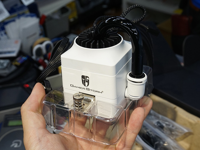 白い水冷ヘッド