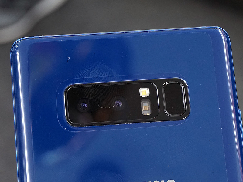 背面カメラと指紋センサー部