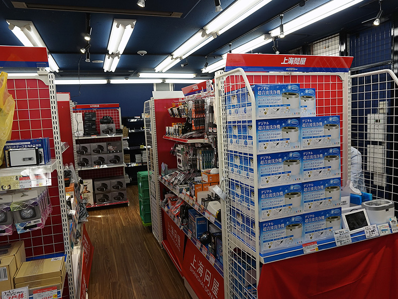 ユニークな製品が数多く並ぶ上海問屋コーナー。