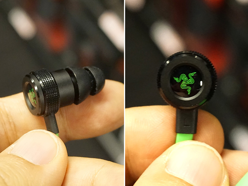 イヤホン。後部にはRazerロゴマークがある