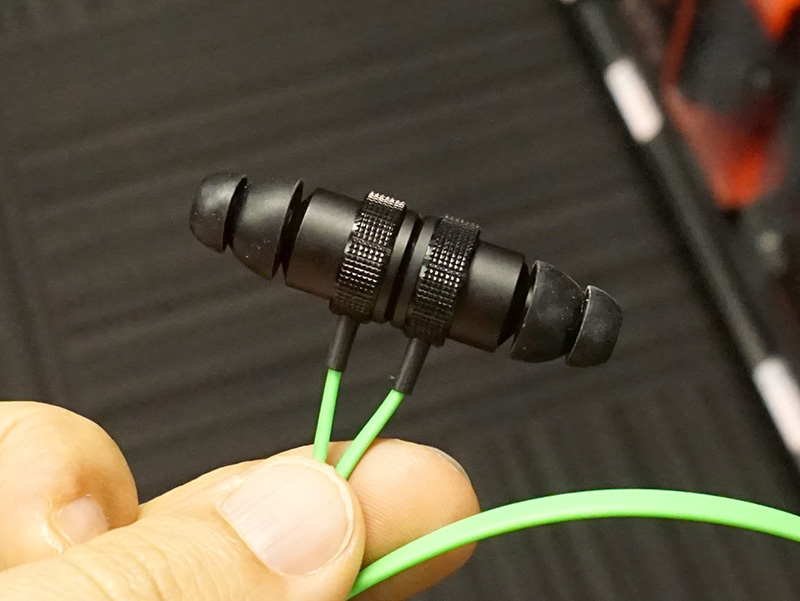 左右のイヤホンはマグネットにより連結できる