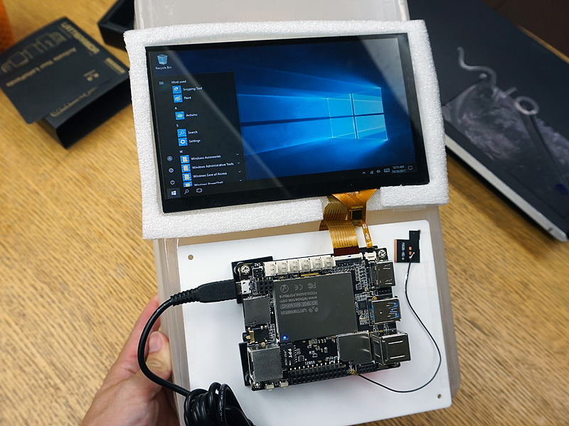 近日発売予定の液晶パネルとの動作デモ。デモ機は近日中に店頭に並ぶ予定だという