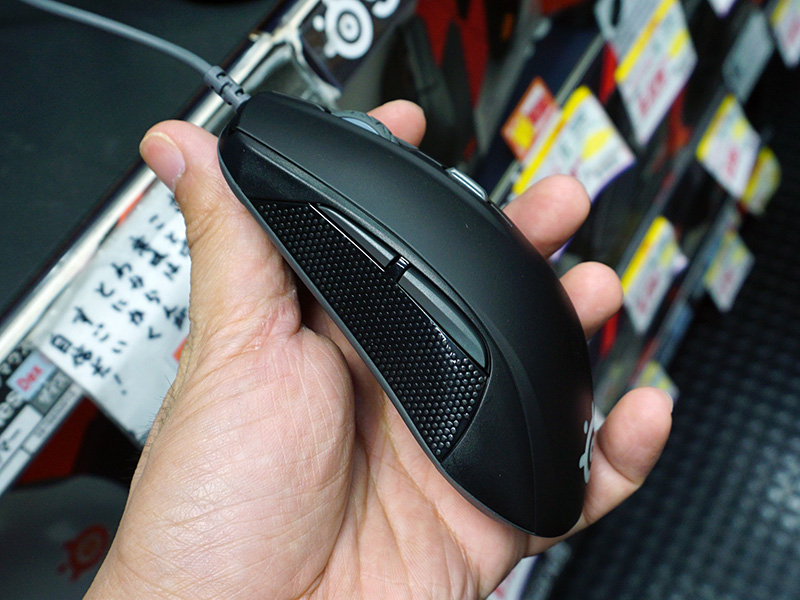 左側面。サイドボタンはこちら側だけ