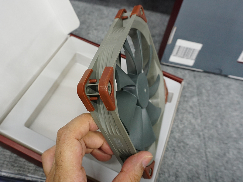 防振パッドが装着可能に