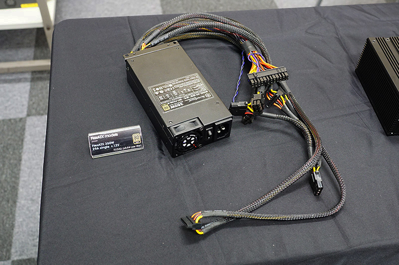 350WのFlexATX電源「FX350」。12V出力は29A対応でシングルレーン仕様、80PLUS GOLD認証。