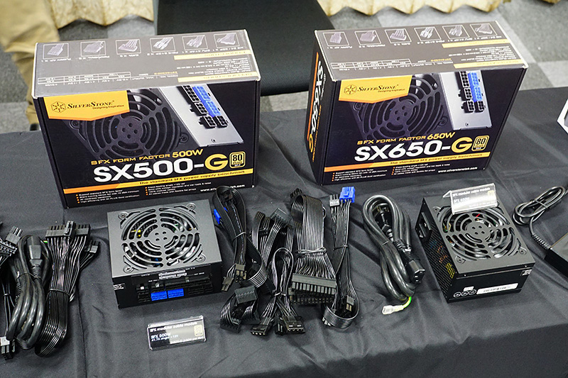 ケーブル着脱式のSFX電源「SX550-G(550W)/SX650-G(650W)」。12Vはシングルレーン仕様で、80PLUS GOLD認証。