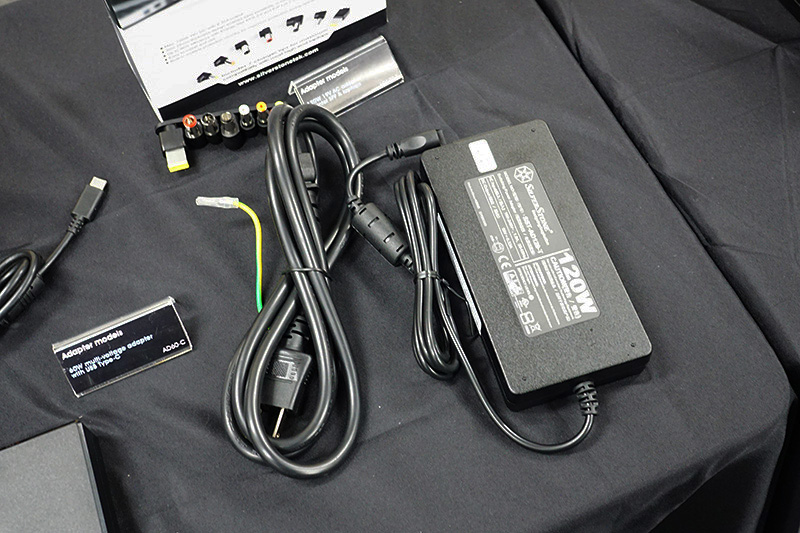 容量120W(19V)の汎用ACアダプタ「AD120-I」。各種変換コネクタが付属している。