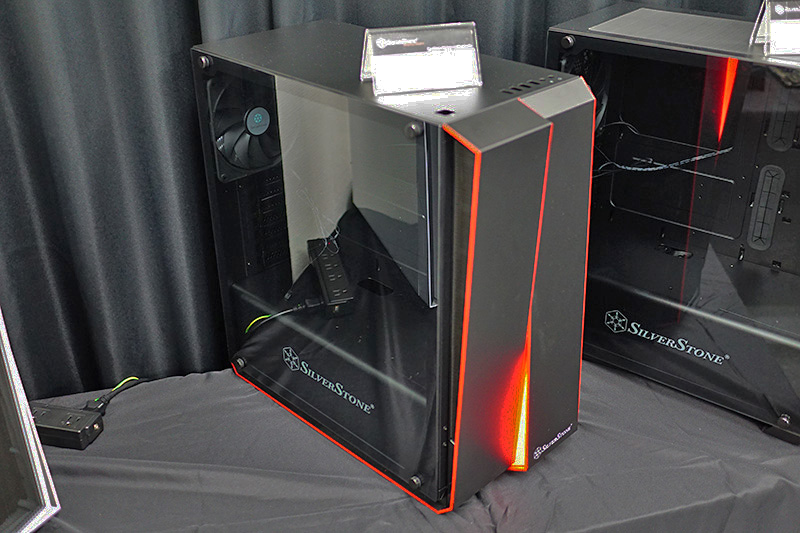 「RL07」。特徴的なデザインのフロントパネルを採用し、サイドにガラスパネル備えたATXケース。