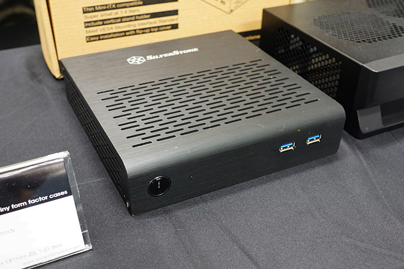 「PT13-U3」。USB 3.0コネクタを備えたThin Mini-ITX対応の薄型ケース。