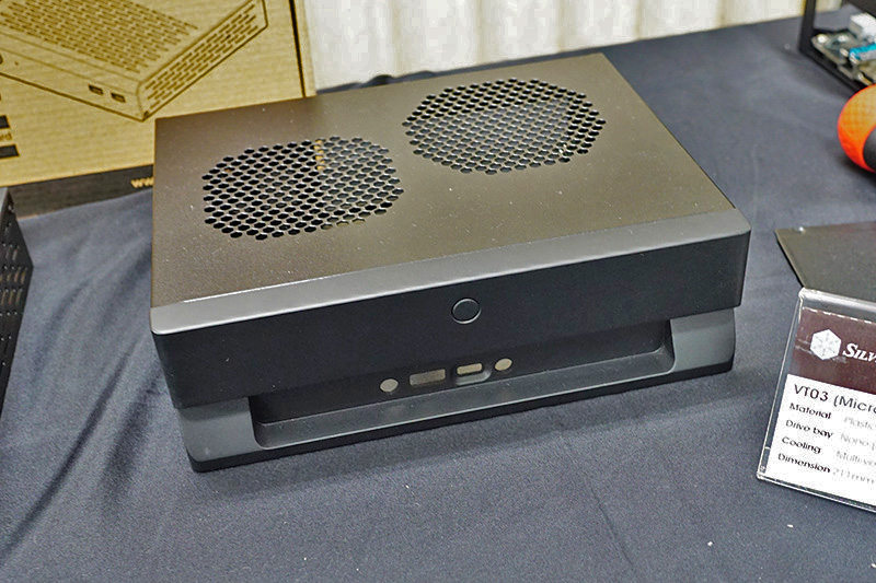 「VT03」。Micro-STX対応ケース。