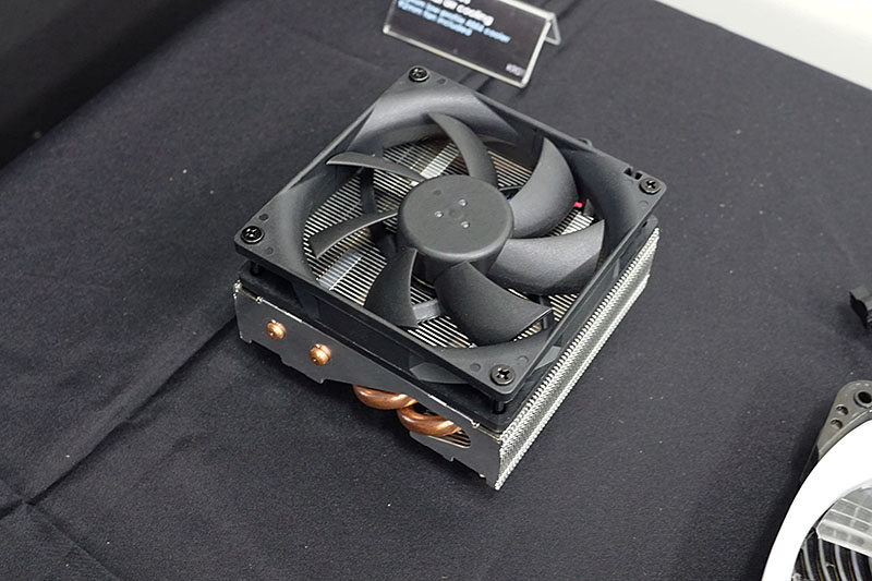 「KR01」。92mmファンを搭載した全高80mmのSocket AM4対応CPUクーラー