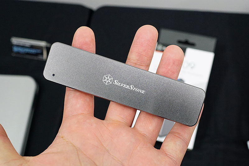 「MS09」。M.2(SATA接続)SSD対応のUSB 3.1対応外付けケース。