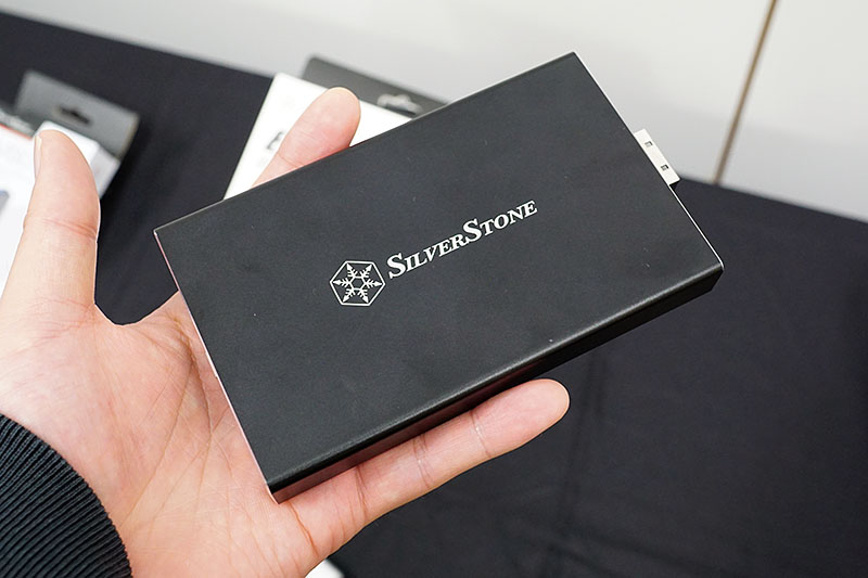 「EP12-TB」。Thunderbolt 3接続のMini-SASアダプタ。