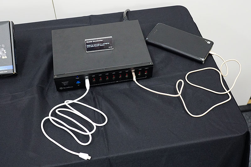 「UC02」。200W出力対応をうたう、スマートフォンの充電などに特化したUSBハブ。