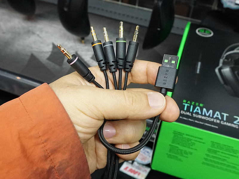 接続ケーブル。USBはイルミネーション機能やヘッドセットの制御に利用する