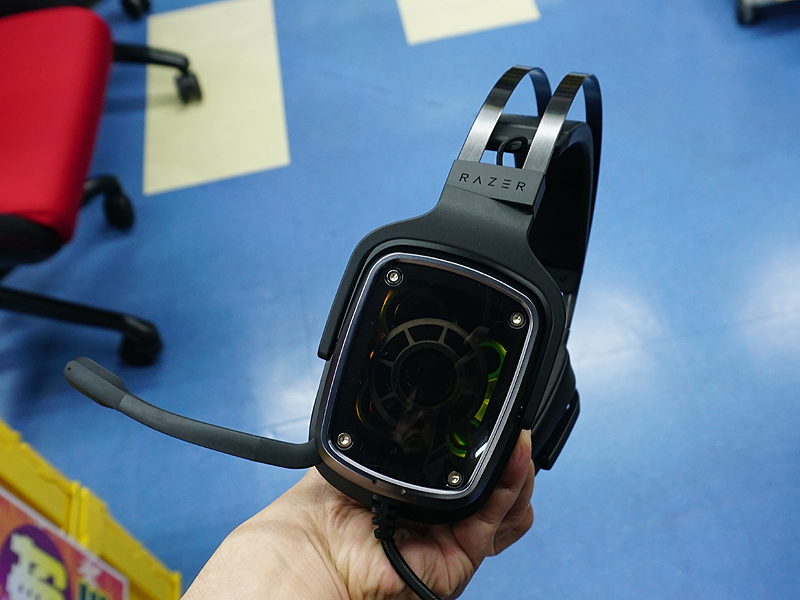 イヤーカップ外側にイルミネーション機能を搭載。使わない場合はカバーで隠すことも出来る