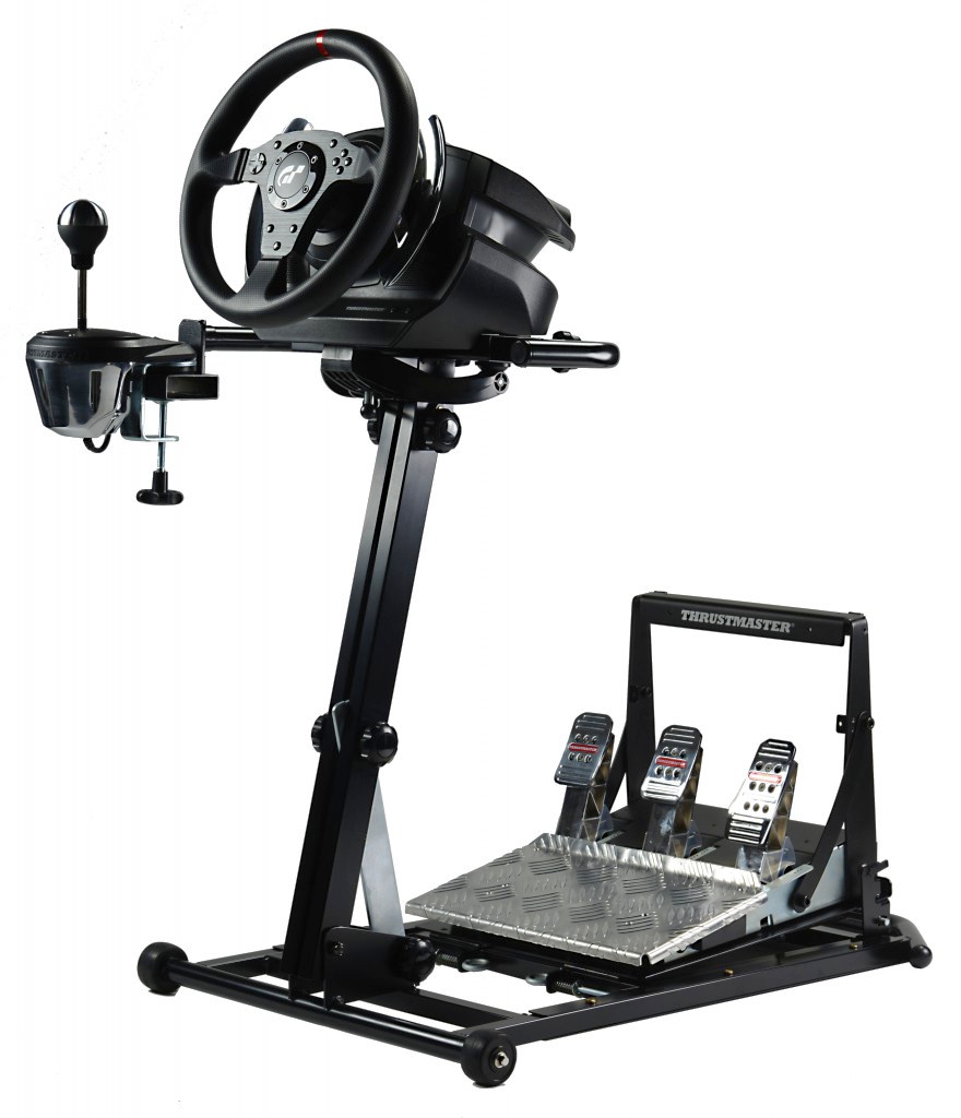 会場に用意されるのは、ハンドルコントローラが「<a href="http://www.thrustmaster.com/en_US/products/t300-ferrari-integral-racing-wheel-alcantara-edition">Thrustmaster T300 Ferrari Integral Racing Wheel Alcantara Edition</a>」、ドライビングシミュレータ「<a href="http://msygroup.com/%E5%AE%B6%E5%BA%AD%E7%94%A8%E3%83%89%E3%83%A9%E3%82%A4%E3%83%93%E3%83%B3%E3%82%B0%E3%82%B7%E3%83%9F%E3%83%A5%E3%83%AC%E3%83%BC%E3%82%BF%E3%83%BC%E3%80%8C%E6%AD%A6%E8%80%85%E9%9C%87revolution%E3%80%8D/#.WdxASGi0OUk">武者震REVOLUTION</a>」、ゲーミングチェアが<a href="http://www.tekwind.co.jp/products/AKR/entry_12508.php">AK Racing Nitroシリーズ</a>。